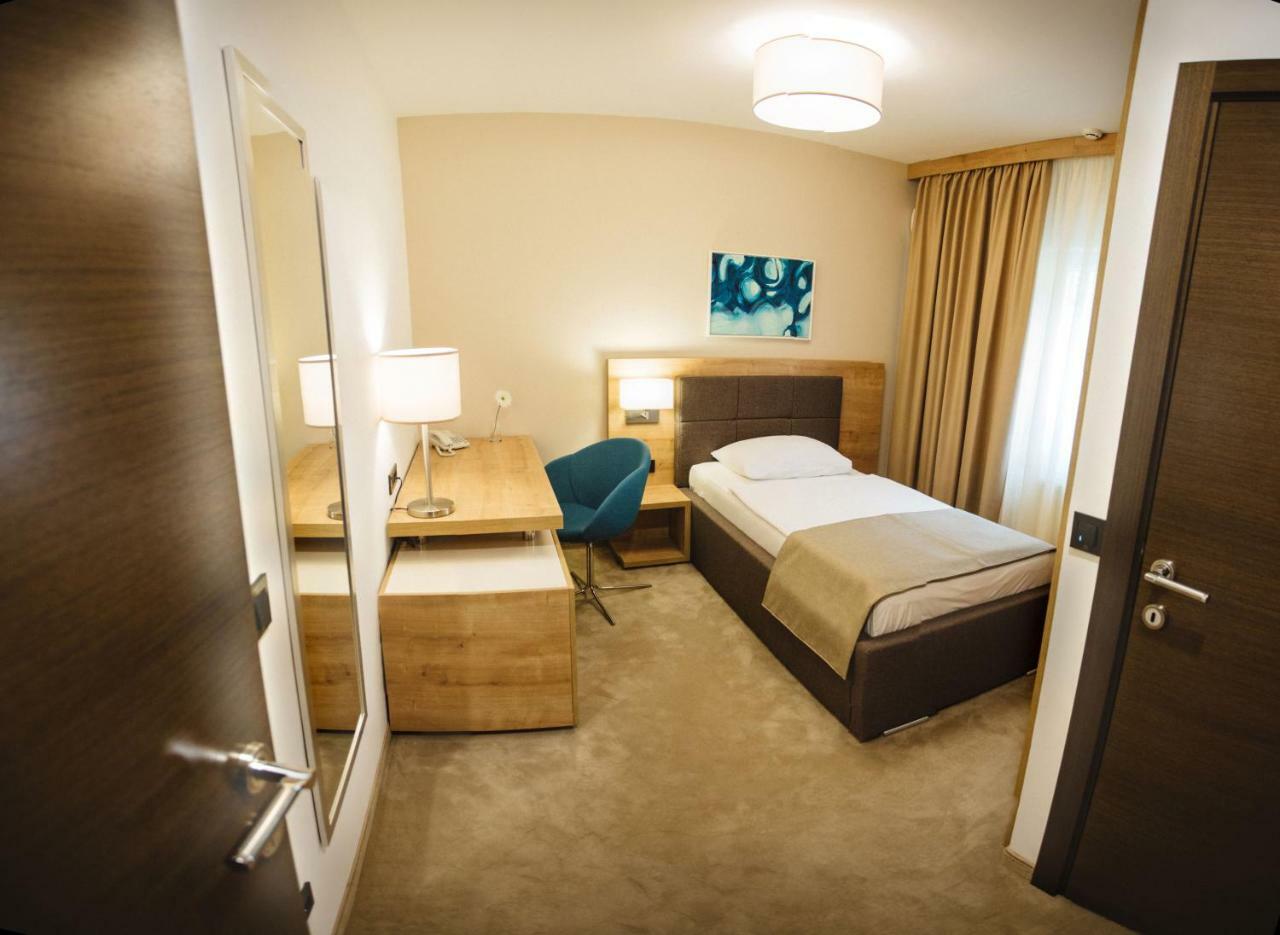 Hotel Zelenkrov Cepin Luaran gambar